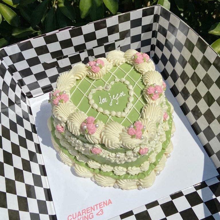 VINTAGE CAKE